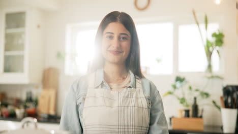 mujer sonriente en la cocina