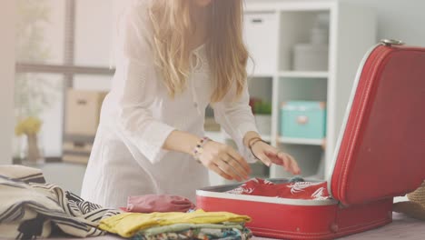 mujer preparando equipaje de verano