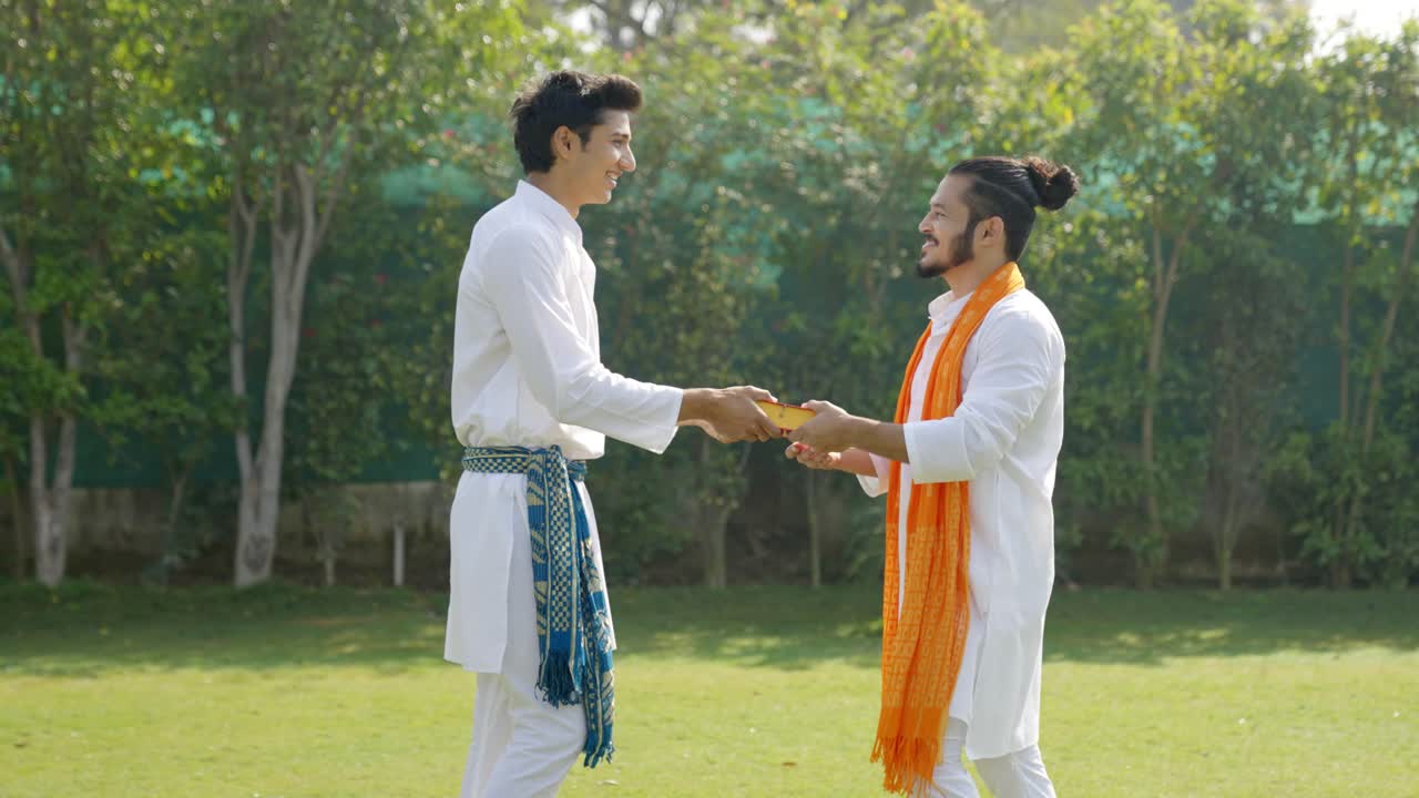 индийские мужчины обмениваются подарками по особому случаю.