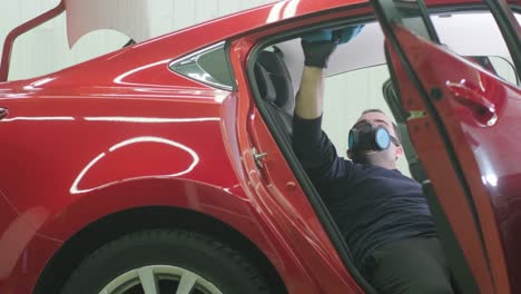 limpieza profesional de automóviles. lavado de sars. detalles interiores. limpieza en seco y detalles del interior de un automóvil. limpeza profunda de asientos. limpeza de espuma en el lavado de automóviles; limpieza del panel del automóvil del polvo. una aspiradora