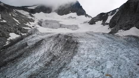 sobrevuelo aéreo lejos del glaciar witenwasseren que revela su lago glacial en uri, suiza