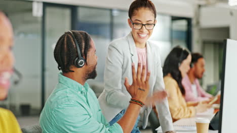 Callcenter,-High-Five-Oder-Geschäftsmann