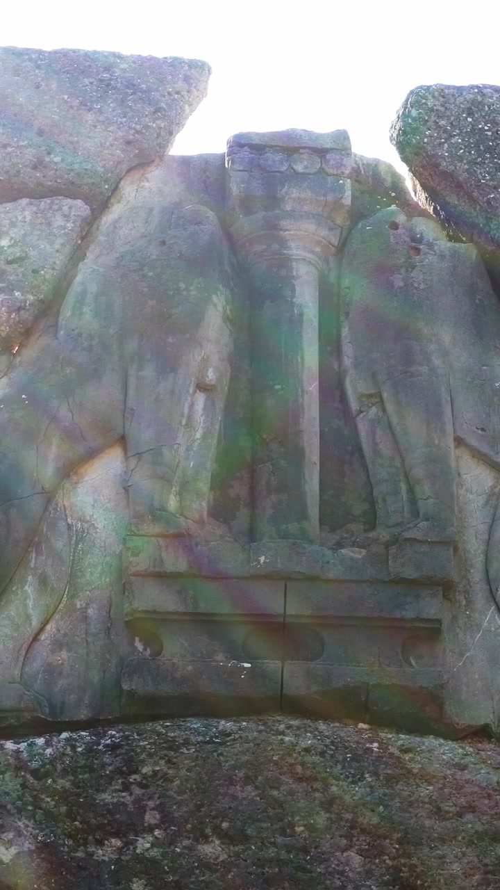 Antica Porta dei Leoni di Micene in Grecia contro un sole splendente.