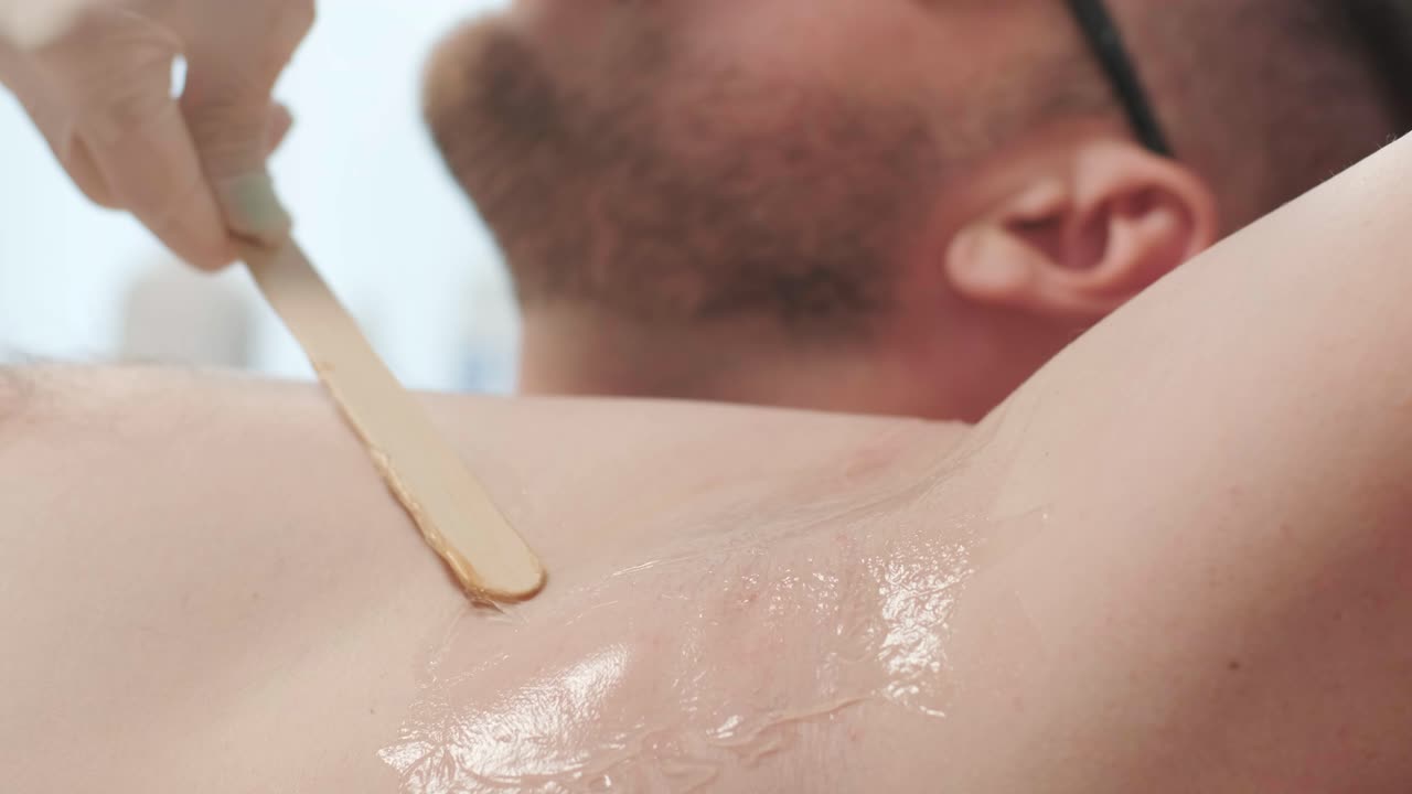 레이저 제거 - 헤어 제거 절차. 다이오드 레이저 제거의 플래시, 미용사는 아름다운 여성 다리에 머리카락을 제거합니다, 부드러운 피부를 위해 헤어 제거, 미용 스튜디오 또는 클리닉에서 레이저 절차, 신체 관리 헤어 제거 치료.