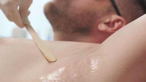 depilación láser - procedimiento de depilación. flash de depilación láser de diodo, esteticista elimina el pelo en hermosas piernas femeninas, depilación para piel lisa, procedimiento láser en un estudio de belleza o clínica, tratamiento de depilación para el cuidado del cuerpo.