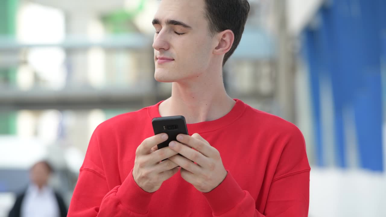 전화를 사용하는 젊은 잘생긴 남자