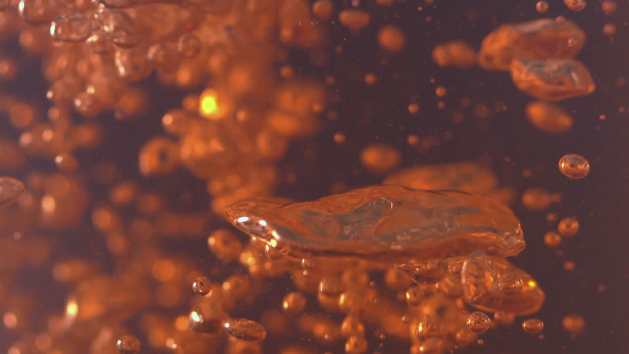 물 속에 오렌지색 거품이 아오르고