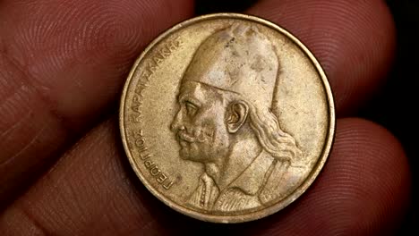 primer plano de monedas muy antiguas