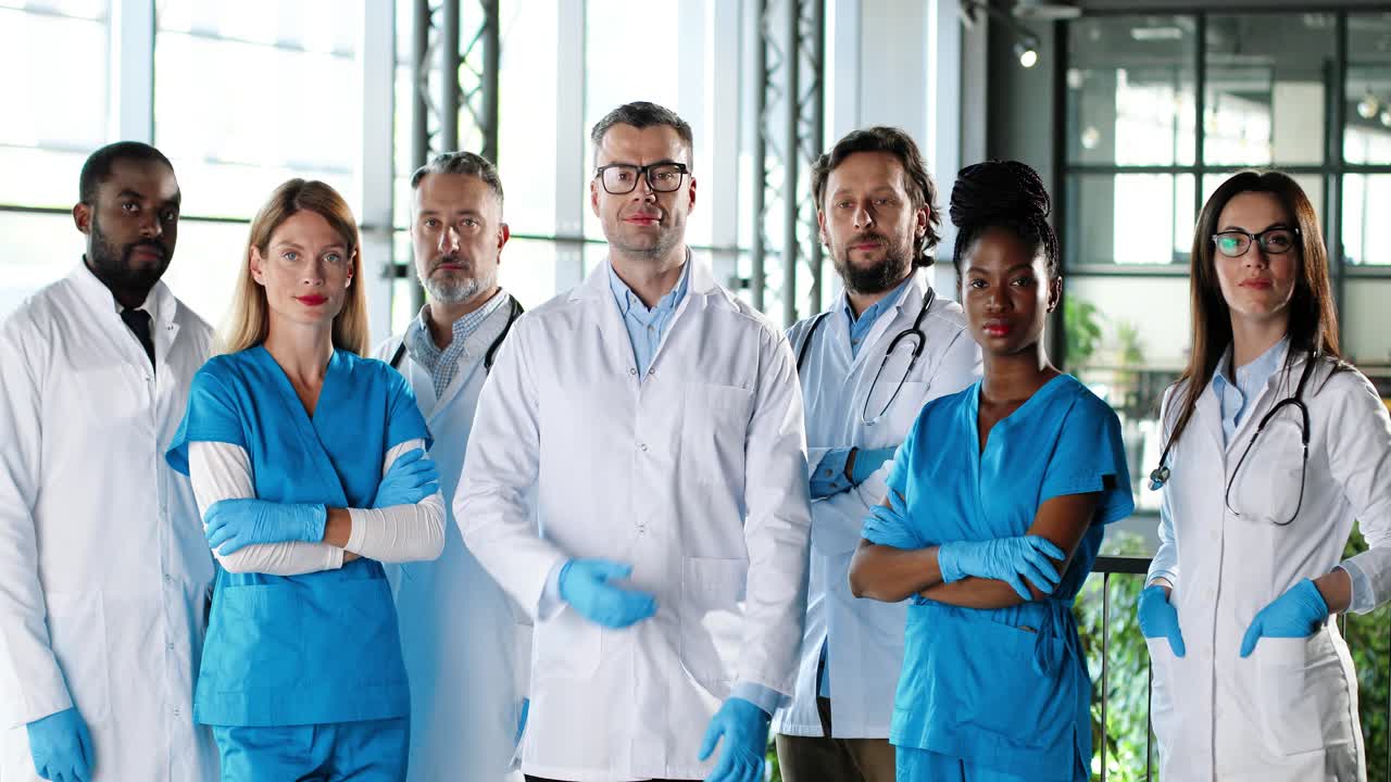 retrato de médicos multiétnicos, hombres y mujeres