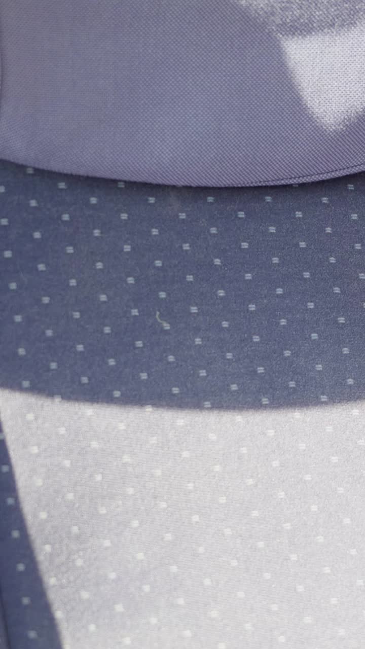 Primo piano del motivo del tessuto del sedile del treno, che evidenzia la texture e il design