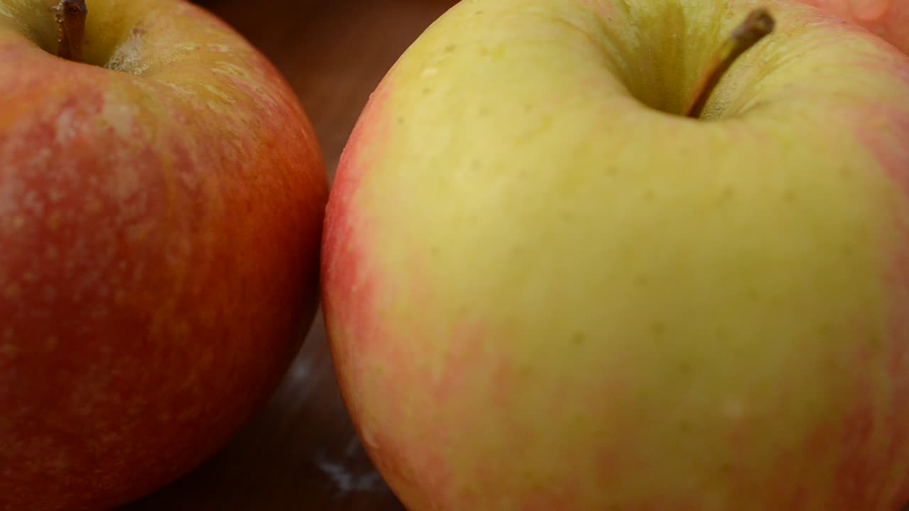 Äpple på en bräda. Filmar i rörelse.