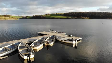 Luftaufnahme-Von-Booten,-Die-An-Einem-Sonnigen-Tag-An-Einem-Ponton-Auf-Wimbleball-Lake-Exmoor-England-Festgemacht-Sind