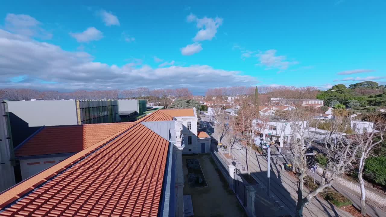 impresionante vuelo de drones sobre la cité des arts de montpellier, mezclando arquitectura antigua y nueva