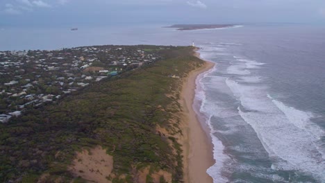 vista aérea a lo largo de la costa mirando hacia el faro, y la bahía de port philip se dirige hacia point nepean