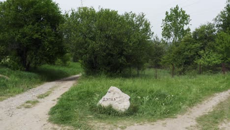 Acercándose-A-Una-Toma-De-Drones-De-Una-Roca,-Un-Hito-Natural-Ubicado-En-El-Pueblo-De-Tsarichina-Hole-En-Un-Lugar-Remoto-En-Bulgaria