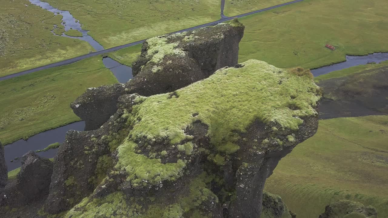 Dronevideo fra et bjerg nær Fossalar på Island