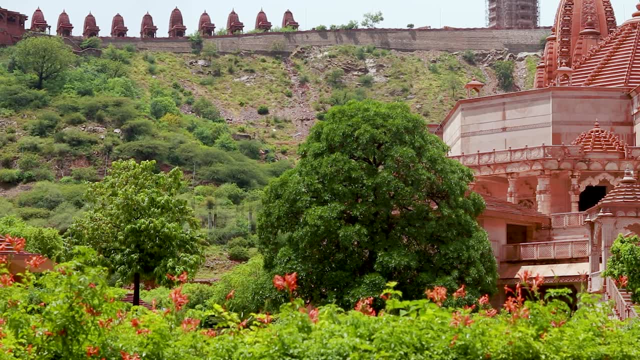 Tempio giainista artistico in pietra rossa al mattino da un'angolazione unica. Video ripreso a Shri Digamber Jain Gyanoday Tirth Kshetra, Nareli Jain Mandir, Ajmer, Rajasthan, India il 19 agosto 2023.