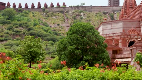 El-Video-Artístico-Del-Templo-Jainista-De-Piedra-Roja-En-La-Mañana-Desde-Un-ángulo-único-Fue-Tomado-En-Shri-Digamber-Jain-Gyanoday-Tirth-Kshetra,-Nareli-Jain-Mandir,-Ajmer,-Rajasthan,-India,-El-19-De-Agosto-De-2023.