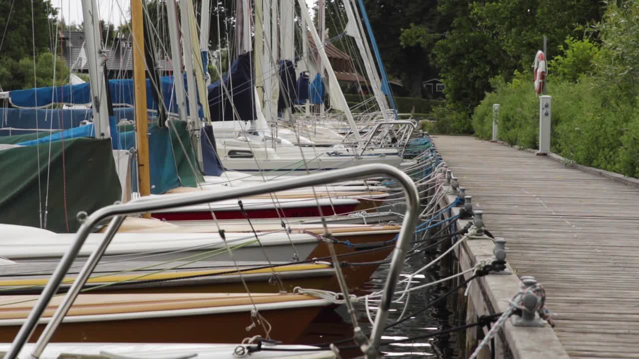 barcos saltando en el agua mientras un fuerte viento tormentoso atraviesa el puerto