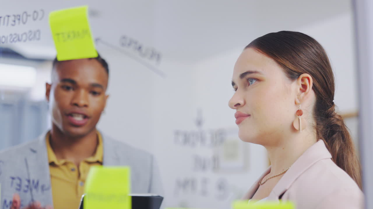 reunión de tormenta de ideas de negocios
