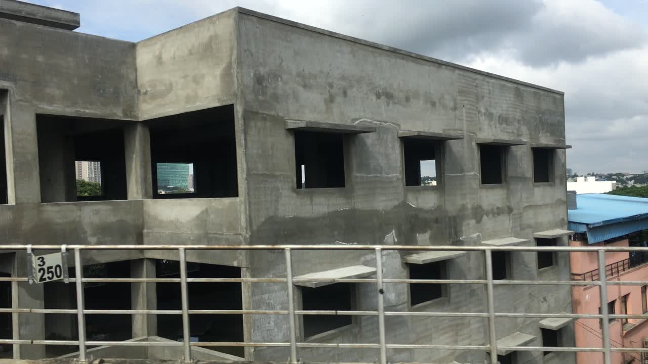 descripción general del horizonte en la ciudad de bangalore, india desde el tren