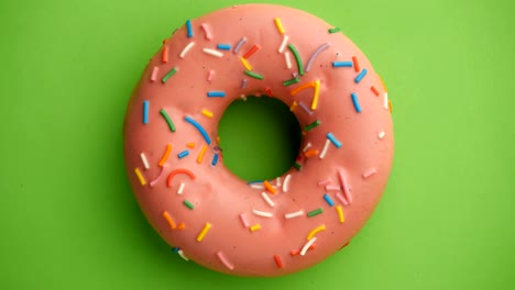 el donut glazado de primer plano.