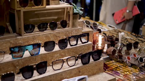 Gafas-De-Sol-Geniales-A-La-Venta-En-El-Mercado-Abierto-De-Tailandia-Bangkok