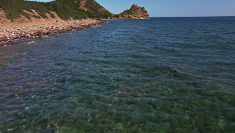 costa aérea de cerdeña en verano. vista de drone cinemática