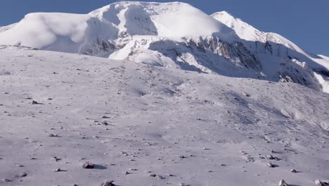 panoramic-view-of-thorung-la-pass-covered-by-snow-during-a-sunny-day-himalayan-mountains-nepal,-famous-pass-at-five-thousand-meters