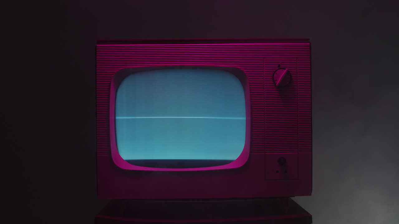 TV vintage retrò con illuminazione rosa e rumore statico