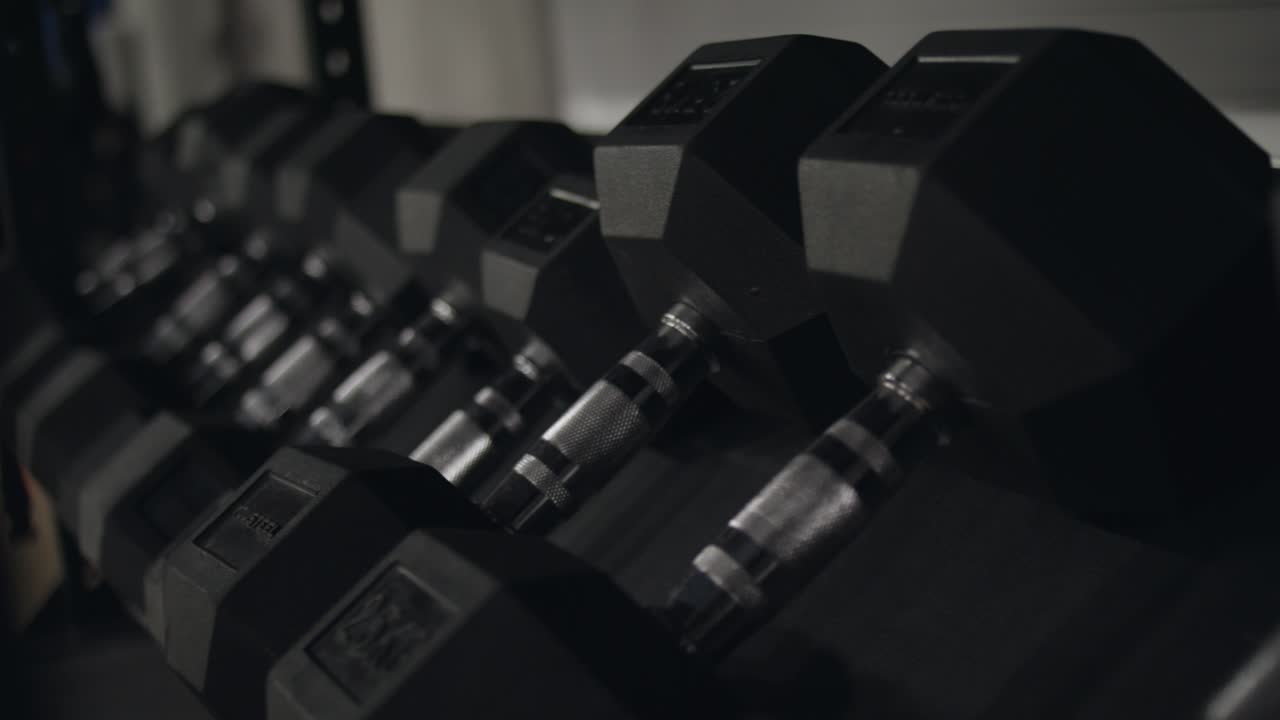 Mancuernas apiladas en un gimnasio