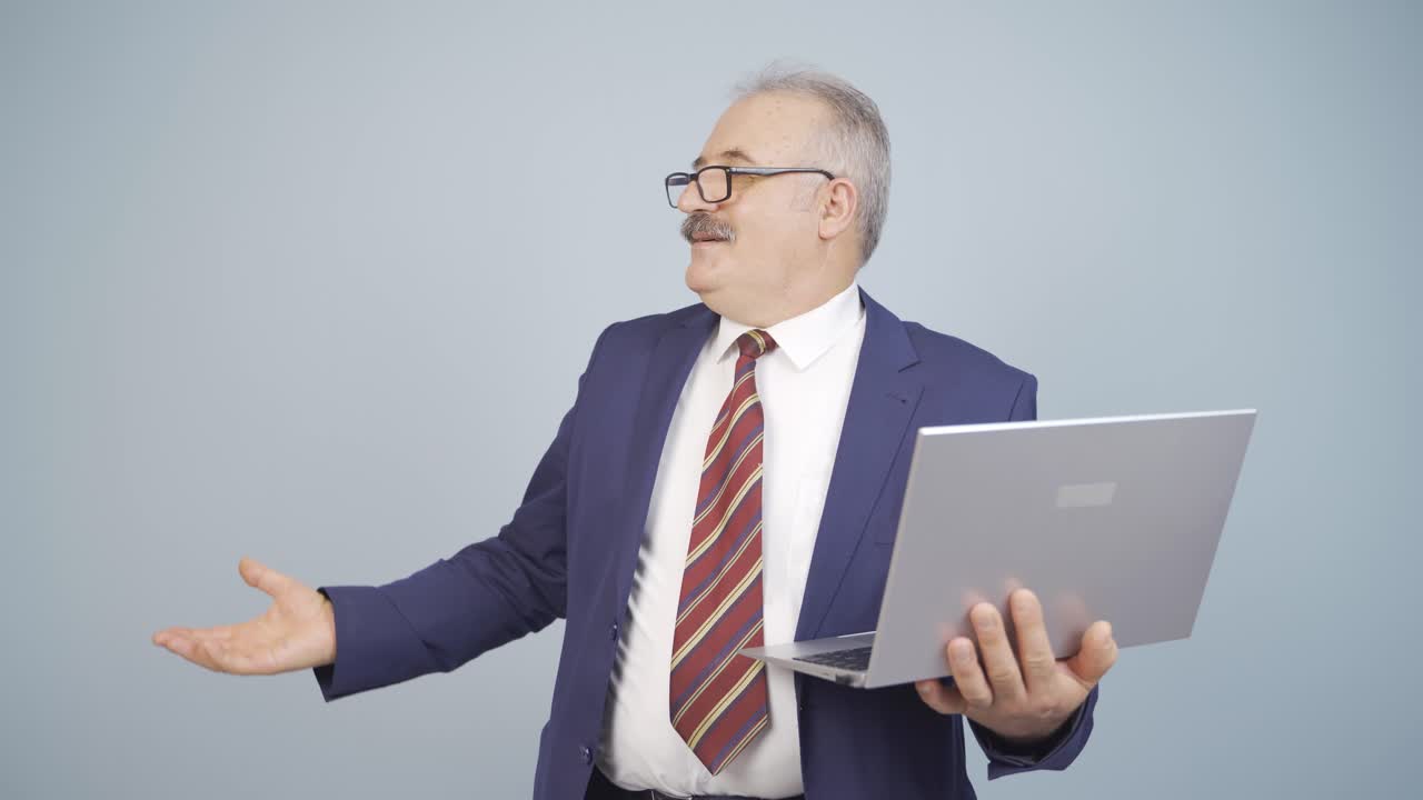 el hombre de negocios se relaja después de terminar su trabajo en la computadora portátil.