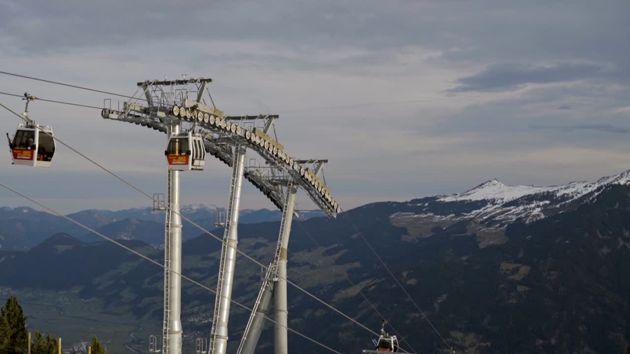 Funivia che attraversa una valle nelle Alpi