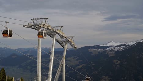 Teleférico-Corriendo-Sobre-Un-Valle-En-Los-Alpes