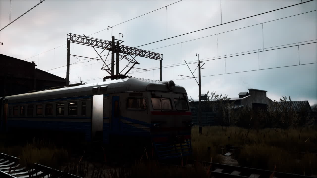 오래된 열차 와 새로운 열차 가 있는 버려진 열차 정거장