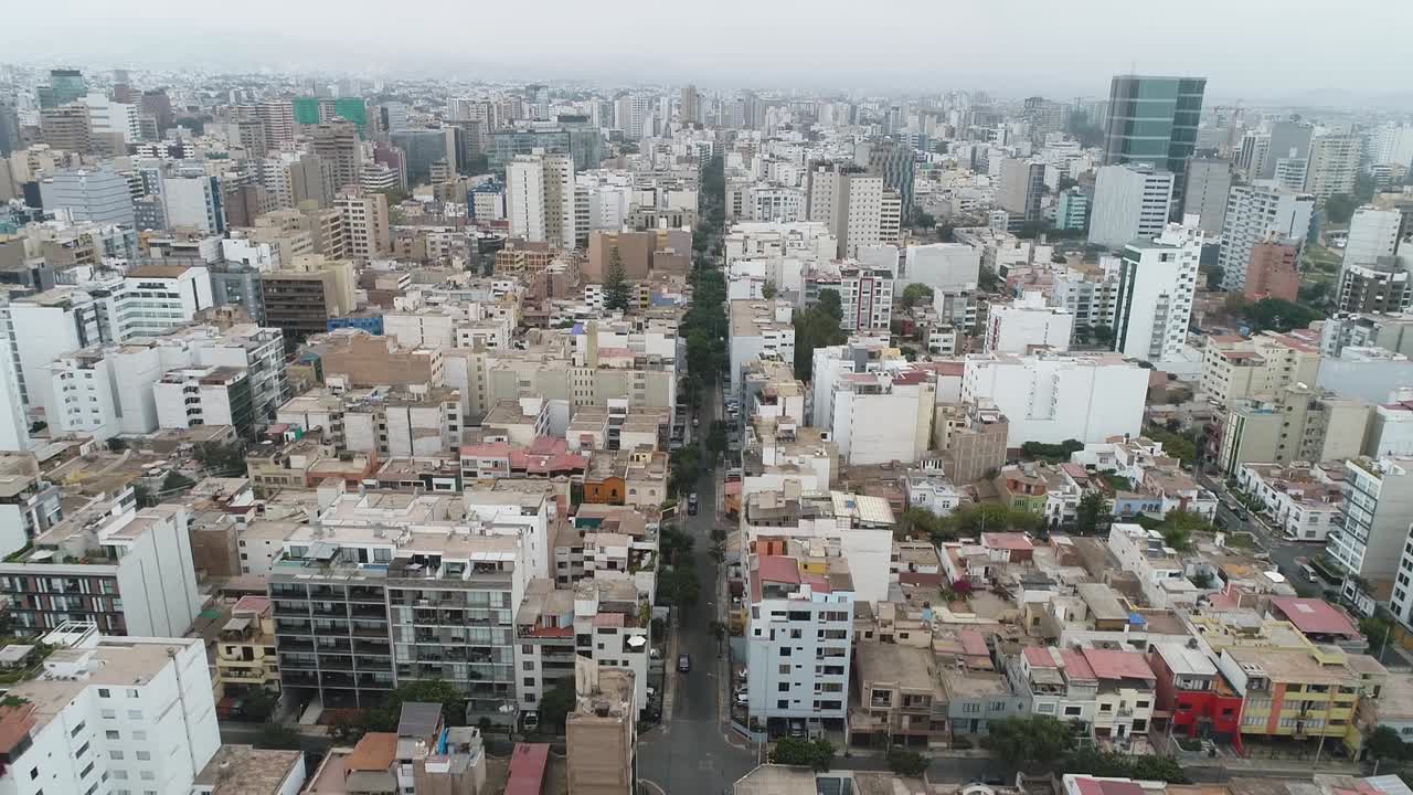 toma de drone del horizonte urbano de miraflores