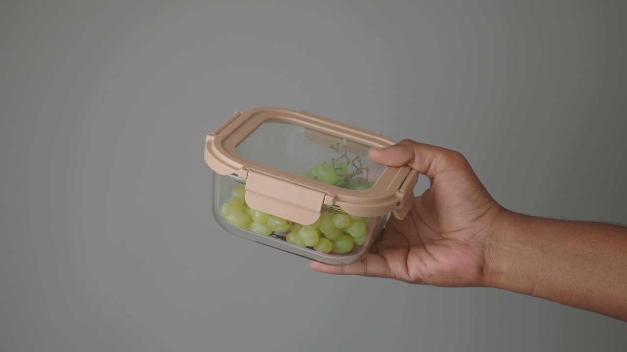 Uvas em um recipiente de comida