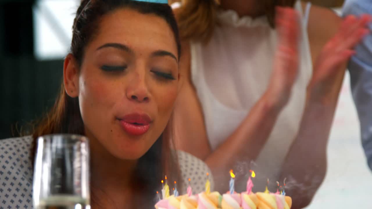 ejecutivo de negocios celebrando una fiesta de cumpleaños en la oficina