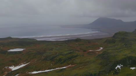 Vista-De-Drones-Desde-Y-De-Montañas-Besadas-Por-La-Nieve-En-Islandia