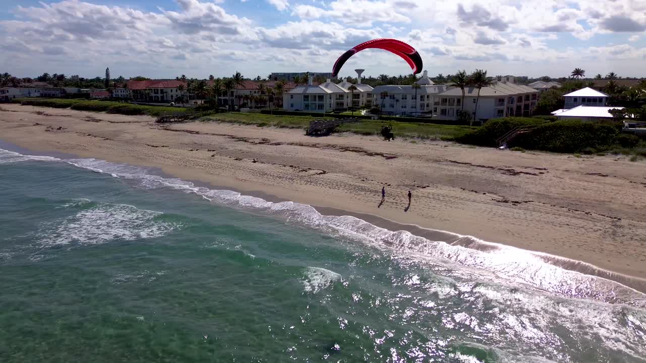 Lecąc wzdłuż wybrzeża Południowej Florydy w hrabstwie Palm Beach.
