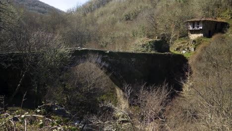 Old-Roman-bridge-along-Via-Nova-In-Ourense-Galicia-Spain,-sideview-establish