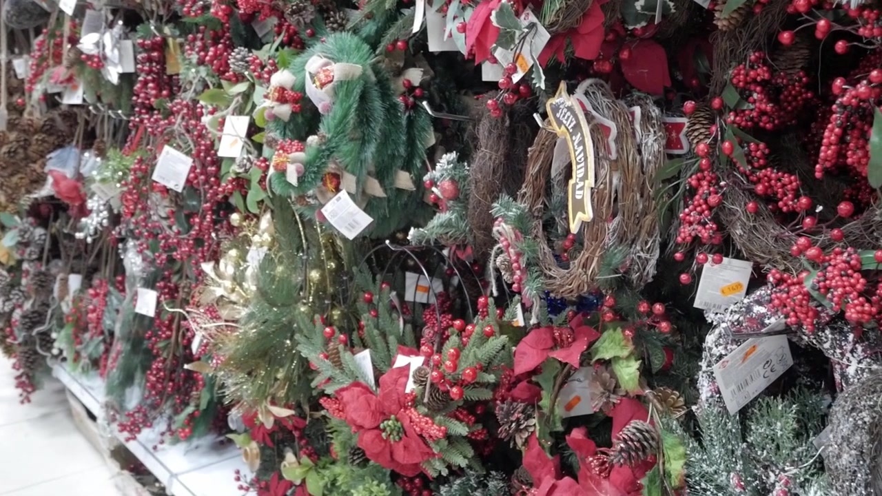 Diversos enfeites de Natal na loja