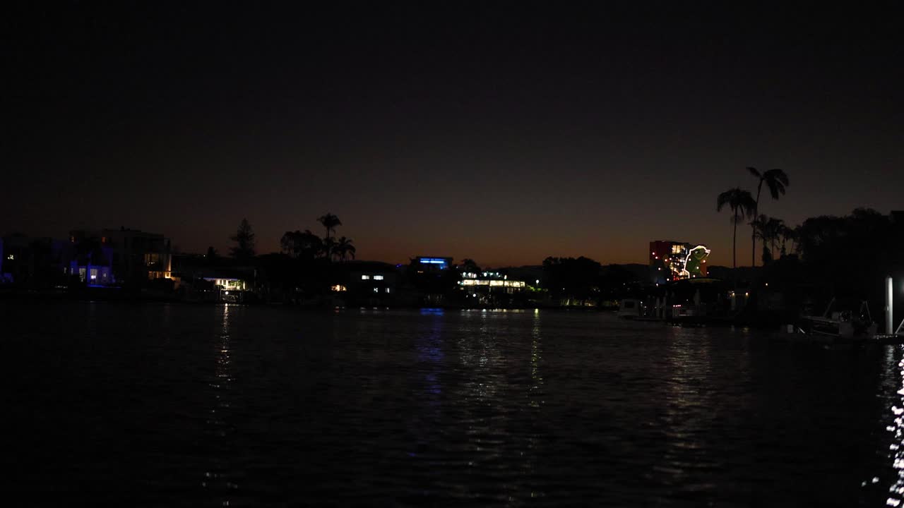 luces de la ciudad reflejadas en el río por la noche