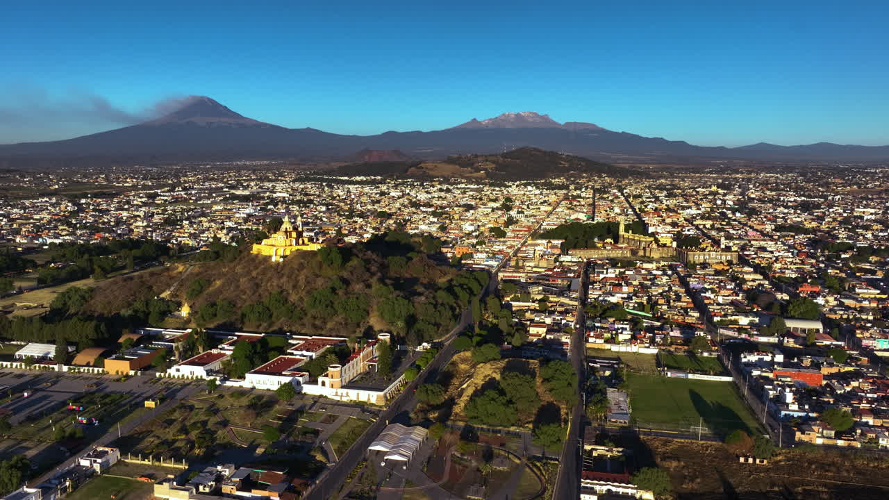 vista aérea con vistas al paisaje urbano de cholula, hora dorada en puebla, méxico