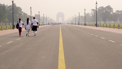 Pueblo-Indio-Haciendo-Caminata-Matutina-En-La-Puerta-De-La-India.