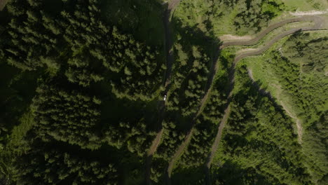 Vista-Superior-De-La-Sinuosa-Carretera-De-Montaña-Que-Se-Dirige-Hacia-El-Pueblo-De-Apnia-En-Samtskhe-javakheti,-Georgia