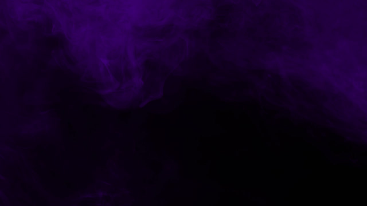 Nebbia o fumo viola realistico che sale dal fondo dell'inquadratura. Isolato su sfondo nero, perfetto per comporre nebbia a terra o una rivelazione misteriosa