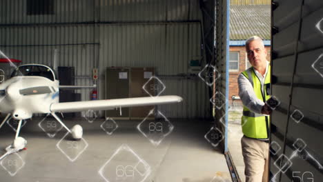 símbolos de red 5g y 6g animación sobre un hombre de pie cerca de un pequeño avión en el hangar