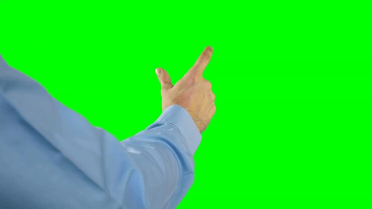 Mano di un uomo che tocca uno schermo digitale 4k