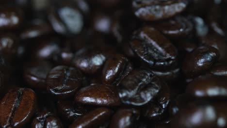 granos de café girando alrededor en un recipiente revelando la bondad de la cafeína cuando está recién elaborado